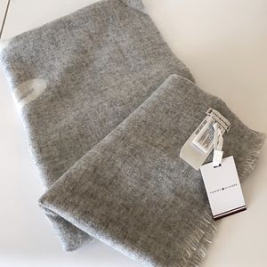 Beautiful qualityTommy Hilfiger scarf or wrap.